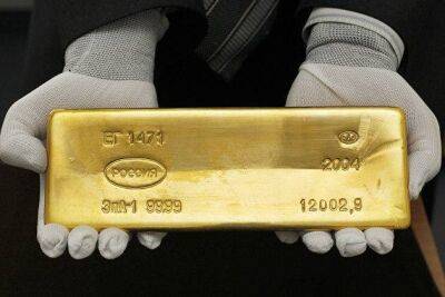 На 17.20 мск цена июньского фьючерса на золото на Comex падала до 1858,1 доллара за тройскую унцию.