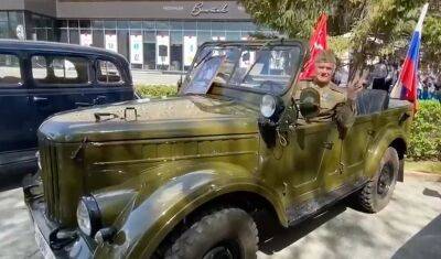 В Тюмени у отеля «Восток» утроили выставку ретро-автомобилей