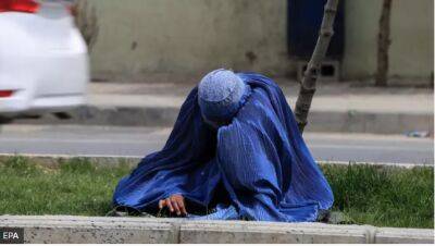 Хайбатулла Ахундзада - Талибы запретили афганским женщинам выходить на улицу с непокрытым лицом и телом - obzor.lt - Россия - США - Афганистан