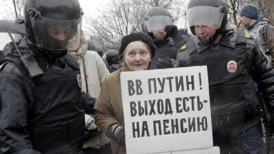 В Петербурге напали на 76-летнюю художницу Елену Осипову