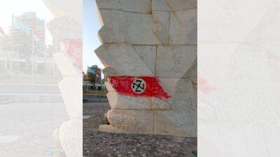 На монументе Победы в Нетании 9 мая появилась Zвастика