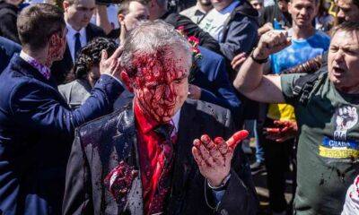 В Польше отреагировали на обливание «кровью» в Варшаве посла РФ (фото)