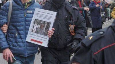 «Они воевали не за это». За какие плакаты в России задерживали на акциях памяти 9 мая