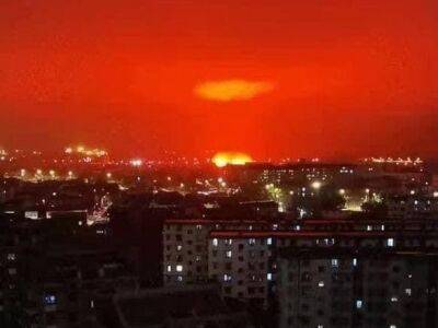 Над Китаем повисло красное небо: специалисты рассказали причину