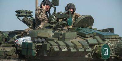 Украинские военнослужащие показали «парад» к 9 мая на трофейных танках оккупантов