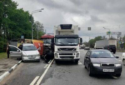 Водитель грузовика устроил ДТП с двумя пострадавшими на трассе М10 под Тверью