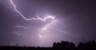 ГСЧС объявила штормовое предупреждение: в каких областях будут грозы и сильный ветер