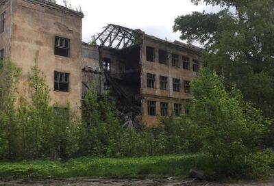 В Твери продолжает разрушаться здание бывшей школы