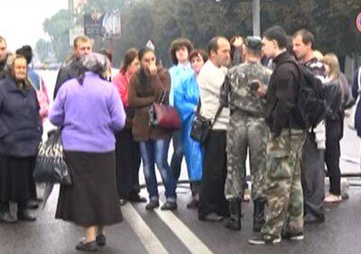 "Куда вы наших детей привели?": матери "мобилизированных" с Донбасса устроили бунт