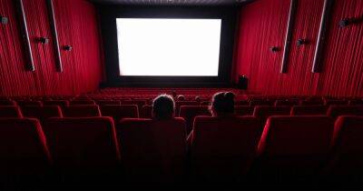 В кинотеатрах РФ начнут показывать российские сериалы из-за ухода больших киностудий
