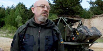 «Повсюду едет и не подведет». Резников передал украинским защитникам собственный багги — видео