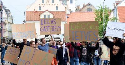 На протесте Pilsēta cilvēkiem собралось около 30 человек