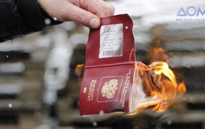 В Украине все больше людей сжигают паспорта РФ - korrespondent.net - Россия - Украина - Амурская обл. - Ровенская обл.