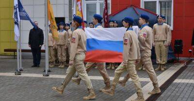 Путин выделил миллиард на закупку флагов и гербов РФ, чтобы помучать школьников