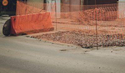 Ямы и красные заборы: В Тобольске капают асфальт на недавно отремонтированной дороге