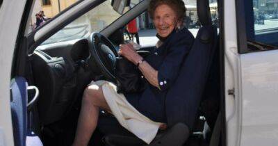 Аккурат к юбилею: в Италии обновили водительские права 100-летней автомобилистке
