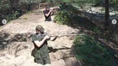 В Беларуси школьников учат стрелять из лопат