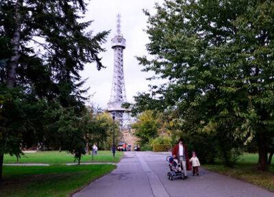 На Петршинской башне в Праге вывесят огромные туристические указатели