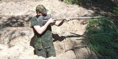 В Беларуси школьники учились стрелять из лопат