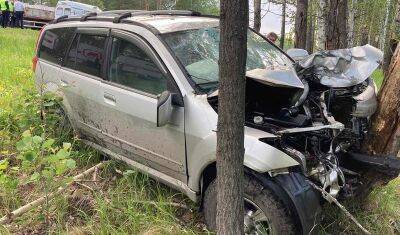 На трассе Тюмень – Омск внедорожник врезался в дерево. Погибла девушка