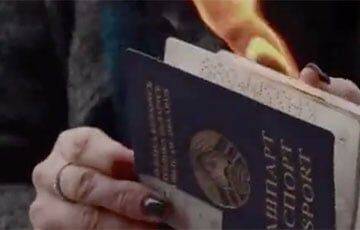 Белоруска сожгла свой паспорт в знак протеста