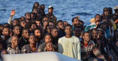 На берег в Италии сошли более 400 спасенных в Средиземном море беженцев