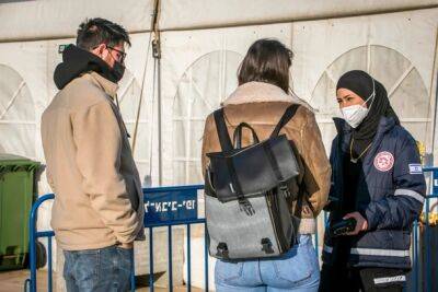 Израиль поторопился, отменив обязательное ношение масок, считают эксперты в области здравоохранения