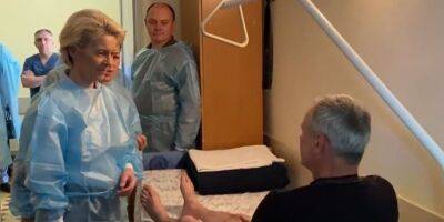 Глава Еврокомиссии фон дер Ляен посетила раненых украинских военных в киевской больнице