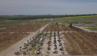 Господи спаси, оно бесконечное: на видео показали огромное кладбище в Мариуполе