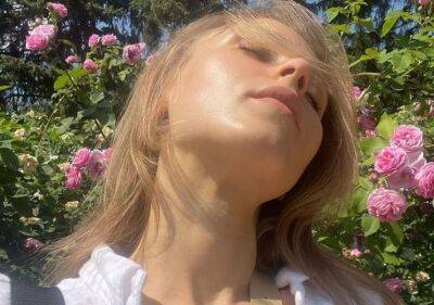В легком прозрачном купальнике на скошенной траве: звезда "Сватов" Анна Кошмал показала идеальные изгибы фигуры