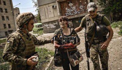 Пекло в Лисичанську: місто поливають вогнем, військові під обстрілами допомагають евакуювати поранених