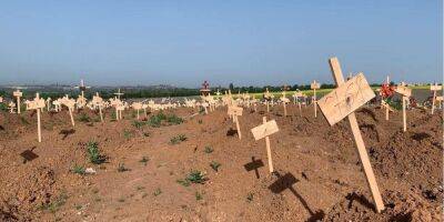 Сотни номеров вместо имен. Французские журналисты показали огромную братскую могилу в оккупированном Мариуполе — видео