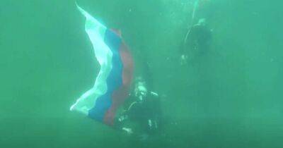 Флаг России достиг дна. В Крыму под толщей Черного моря установили триколор (видео)