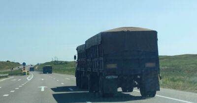 Возле Керчи увидели колонну грузовиков с херсонскими номерами (ФОТО)