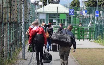 Выезд мужчин за границу: в Кабмине хотят выпускать со страны еще одну категорию граждан