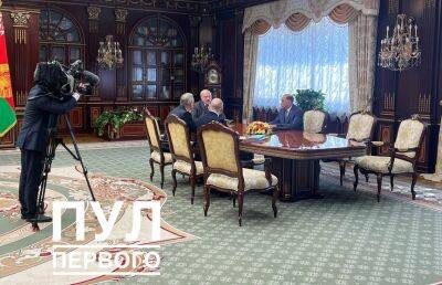 Лукашенко слушает доклад Главы администрации, госсекретаря Совбеза и председателя КГБ