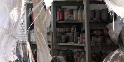 «У нас даже стеклянные банки крепкие». Военные показали разрушенный ракетой дом в Николаевской области, в котором уцелела консервация