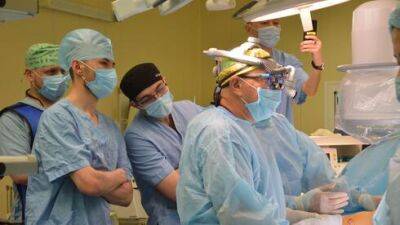 Израильский хирург-ортопед Марк Эйдельман сделал 12 уникальных операций в Казахстане