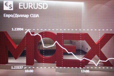 Мосбирда: рубль растет к евро и снижается к доллару на старте торгов вторника