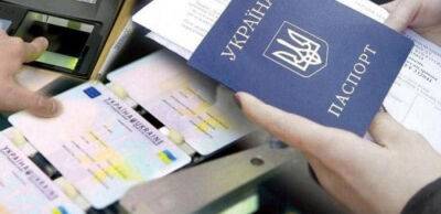 Кабмін дозволив українцям отримувати паспорти за кордоном