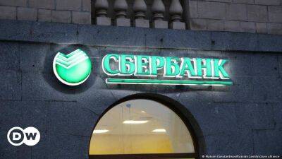 Сбербанк и еще два российских банка отключили от SWIFT