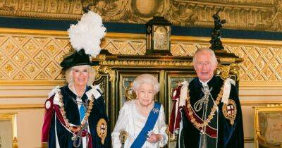 Елизавета II позирует на новых фото с принцем Чарльзом и его супругой