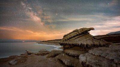 Завораживающие кадры Мертвого моря всемирно известного фотографа выставлены рядом с морем