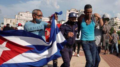На Кубе участникам прошлогодних протестов дали до 25 лет тюрьмы