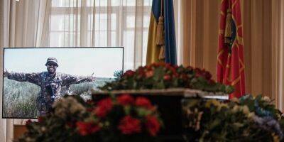 В Киеве попрощались с погибшим военкором Алексеем Чубашевым
