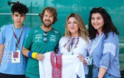 Чемпиону Формулы-1 подарили вышиванку за поддержку Украины