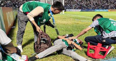 Пострадавший во время матча сборной Узбекистана фотограф отказался от претензий к обидчику