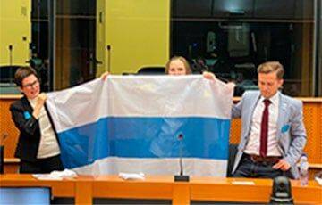 Александр Морозов - Кирилл Мартынов - В Европарламенте впервые развернули символ новой России без Путина - charter97.org - Россия - Белоруссия - Литва
