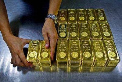 Цена золота снижается более чем на один процент на росте доходности гособлигаций США