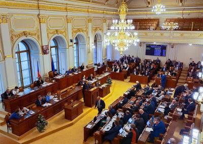 Парламент Чехии одобрил денежную помощь семьям с детьми